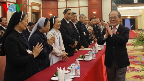 National Assembly Chairman greets Catholic committee delegation - ảnh 1